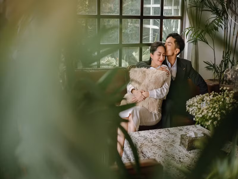 Cặp đôi chênh nhau hơn chục tuổi tình tứ khi chụp ảnh nghệ thuật.