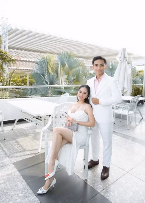 Cặp đôi ăn mặc đồng điệu khi xuất hiện.