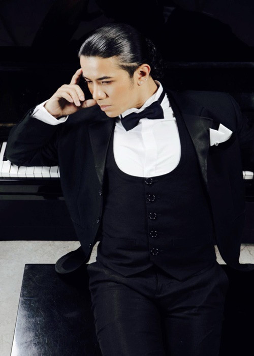 Năm 2020, Kasim Hoàng Vũ chia sẻ về hai con trai. “Tôi có hai nhóc, một nhóc 3 tuổi và một nhóc 9 tuổi. Hình như hai đứa chỉ thích chơi game, không thích hát hò gì hết. Lâu lâu hát linh tinh cho vui thôi. Nhưng nhóc lớn thì có vẻ cũng thích đàn. Tôi có mua một cái đàn piano rất lớn, thỉnh thoảng cậu lớn cũng đánh cho vui”, Zing dẫn lời nam ca sĩ. Ảnh: FBNV.