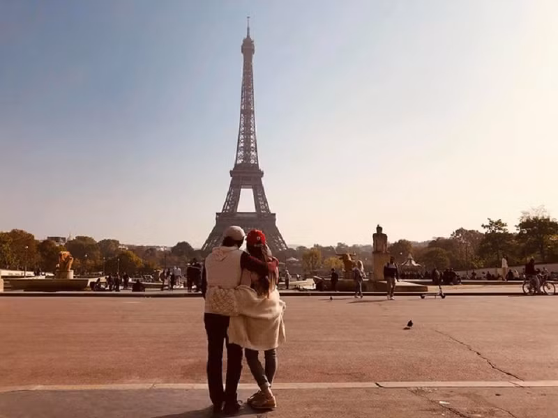 Theo Dân Trí, năm 2019, Kasim Hoàng Vũ chia sẻ, anh và bạn gái lâu năm tổ chức lễ đính hôn nhưng chưa thể tổ chức đám cưới vì còn vướng nhiều chuyện riêng. Kasim Hoàng Vũ và người yêu xin phép gia đình có con trước khi tổ chức đám cưới và được chấp thuận. Ảnh: Dân Trí.