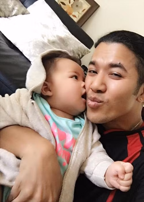 Kasim Hoàng Vũ viết về con trai: “Ngày con ra đời, nước mắt ba cứ tuôn trào, ba chẳng như thế bao giờ, vì đối với ba, người đàn ông mà cứ rơi lệ thì là yếu đuối, là tầm thường lắm, nhưng bởi mẹ con và con, ba chấp nhận sự yếu đuối đó. Hai mẹ con đã quá mãnh liệt, 2 mẹ con là người hùng của ba giống như nội”. Ảnh: Vietnamnet.