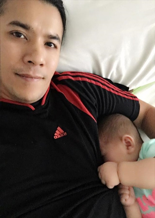 Năm 2018, Kasim Hoàng Vũ khoe con trai. Đây là lần đầu tiên nam ca sĩ thừa nhận việc có con với người yêu lâu năm. Ảnh: Vietnamnet.