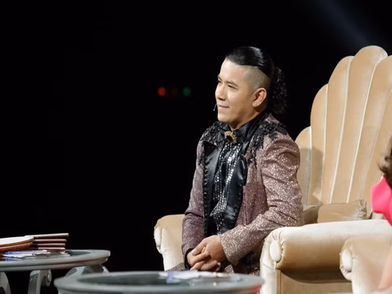 Năm 2014, Kasim Hoàng Vũ lần đầu chia sẻ hình ảnh bạn gái trên trang cá nhân. Anh còn viết: “Đây là người phụ nữ khiến tôi yêu đến từng nốt nhạc, là người làm cho sự đam mê âm nhạc của tôi đến tột đỉnh. Tôi đã giấu kín cô ấy gần cả 8 năm trời, cô ấy chưa hề trách tôi bất cứ điều gì hay hỏi tôi rằng đến lúc nào cô ấy sẽ được làm cô dâu. Cô ấy chỉ mong rằng sẽ là người cho tôi những cảm hứng để sáng tác trong âm nhạc và quan trọng là cô ấy sẽ là mẹ của các con tôi”. Ảnh: Zing.