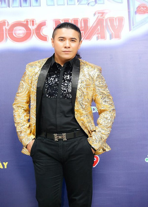 Tuy nhiên, Kasim Hoàng Vũ nhanh chóng gỡ bài đăng về bạn gái. Nam ca sĩ cho biết vì bị gọi điện hỏi han cả ngày nên anh đành phải xóa. Ảnh: Khám Phá.