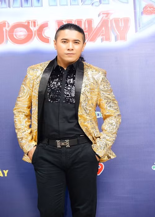 Tuy nhiên, Kasim Hoàng Vũ nhanh chóng gỡ bài đăng về bạn gái. Nam ca sĩ cho biết vì bị gọi điện hỏi han cả ngày nên anh đành phải xóa. Ảnh: Khám Phá.