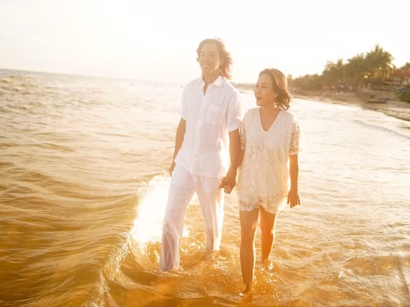 Dù kết hôn đã 17 năm, Việt Hương và Hoài Phương vẫn tình tứ bên nhau như hồi mới yêu. Ảnh: FBNV.