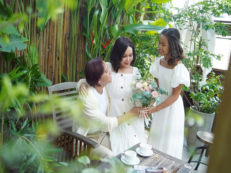 Cặp đôi tận hưởng cuộc sống bình yên, hạnh phúc bên con gái. Ảnh: FBNV.