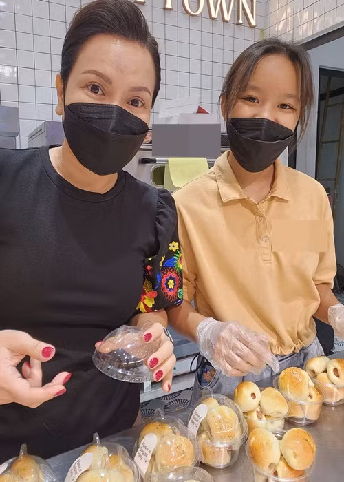 Vợ chồng Hoài Phương có một cô con gái xinh đẹp, ngoan ngoãn. Ảnh: FBNV.