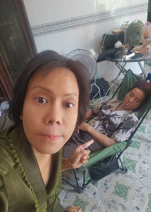 Khi Việt Hương đi quay phim trong 1 tháng, Hoài Phương không ngại hộ tống vợ. Ảnh: FBNV.