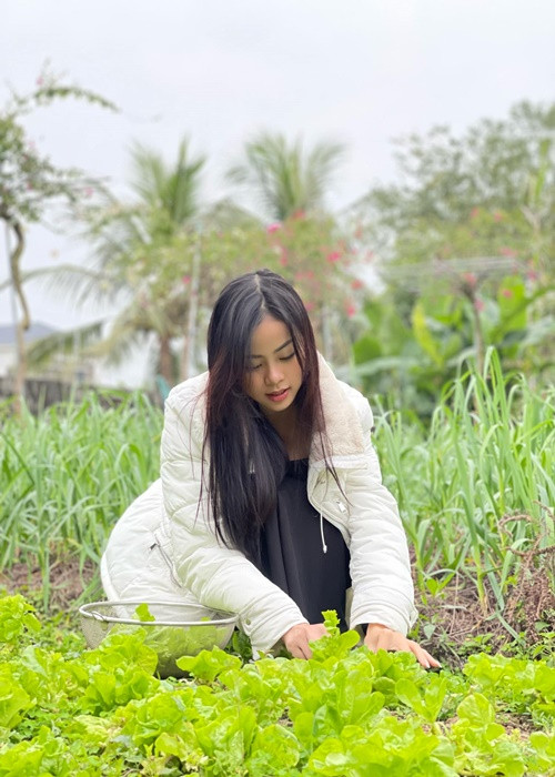 Em gái của Đào Thị Hà trang điểm nhẹ nhàng ngoài đời trong khi lên sân khấu, cô đẹp sắc sảo qua bàn tay chuyên gia trang điểm.