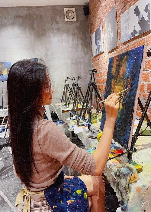 Ở đời thường, Đào Thị Hiền trông trẻ trung hơn trên sân khấu.