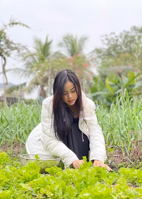 Em gái của Đào Thị Hà trang điểm nhẹ nhàng ngoài đời trong khi lên sân khấu, cô đẹp sắc sảo qua bàn tay chuyên gia trang điểm.