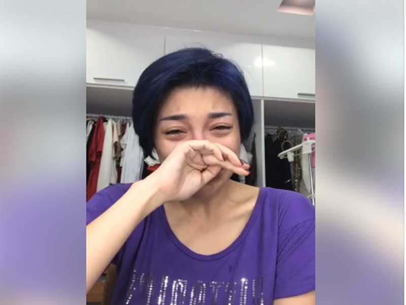 Sau khi trình báo lên trụ sở công an, Pha Lê livestream năn nỉ kẻ giật túi xách cho cô xin lại giấy tờ, hộ chiếu để cô đi Mỹ. Sau đó, vụ việc khiến Pha Lê phải hủy show ở Mỹ. Ảnh: Người Lao Động.