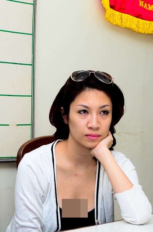 Năm 2017, khi vừa bước xuống xe, nữ ca sĩ Pha Lê bị một người đàn ông điều khiển xe gắn máy phi tới, giật mất hai túi xách. Bên trong túi xách bị giật có 60 triệu đồng tiền mặt, một hộ chiếu và các giấy tờ quan trọng. Ảnh: Dân Việt.