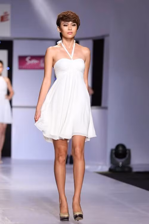 Năm 2014, khi đang lái xe máy, Mâu Thủy bị cướp túi xách và ngã đập đầu xuống đường. Cô được đưa đến bệnh viện cấp cứu trong tình trạng hôn mê, phải một ngày sau mới tỉnh. Còn kẻ cướp bị bắt giữ không lâu sau sự việc. Ảnh: Gia Đình và Xã Hội.