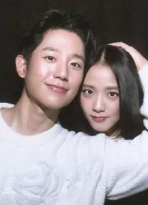 Jisoo và Jung Hae In bị soi mặc đồ đôi. Ngoài ra, Jung Hae In từng chia sẻ, anh vẫn giữ chiếc máy bay giấy mà Jisoo đã viết tặng sau khi quay xong Snowdrop. Nam diễn viên cũng thừa nhận, anh bối rối đến mức tim đập loạn xạ khi gặp Jisoo lần đầu. Ảnh: Vietnamnet.