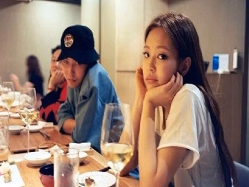 Tháng 2/2021, trang Dispatch đưa tin độc quyền G-Dragon - Jennie hẹn hò. Công ty chủ quản của cả hai phản hồi rằng họ không thể xác minh bất cứ điều gì liên quan đến tin đồn hẹn hò vì đây là chuyện riêng tư của nghệ sĩ. Ảnh: Dân Trí.