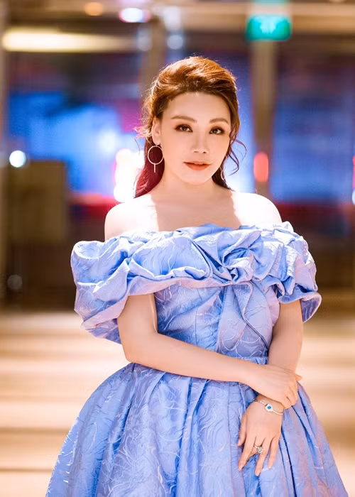 Trước những ý kiến trái chiều về nhan sắc, nữ ca sĩ gốc Quảng Ninh lên tiếng. "Xưa cũng có đẹp đâu mà bây giờ chê xấu. Nói chung thì nhan sắc chưa lúc nào đẹp cả nên việc chê xấu đẹp không có nhiều ý nghĩa với trường hợp của Hương", Người Lao Động dẫn lời Hồ Quỳnh Hương. Ảnh: FBNV.