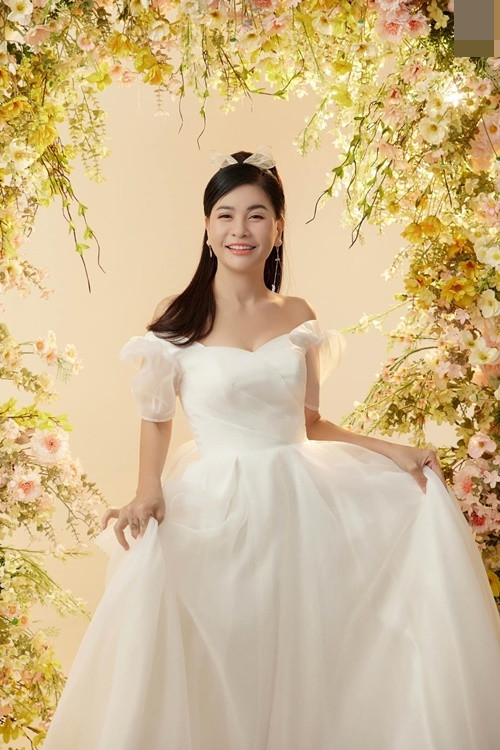 Bà mẹ một con chia sẻ: “Khi Cát đăng tải những tấm ảnh cưới này bên trang page, nhiều chị em nhắn tin hỏi Cát: "Chị Cát cưới nữa hả? Già rồi cưới chi nữa chị? Ở vậy với con trai đi chị ơi", "Già còn ngựa, cưới 3 ngày nó cũng bỏ nữa giờ. Bà này thiếu trai không được hay sao á trời, thằng kia bỏ cưới thằng khác liền…”.