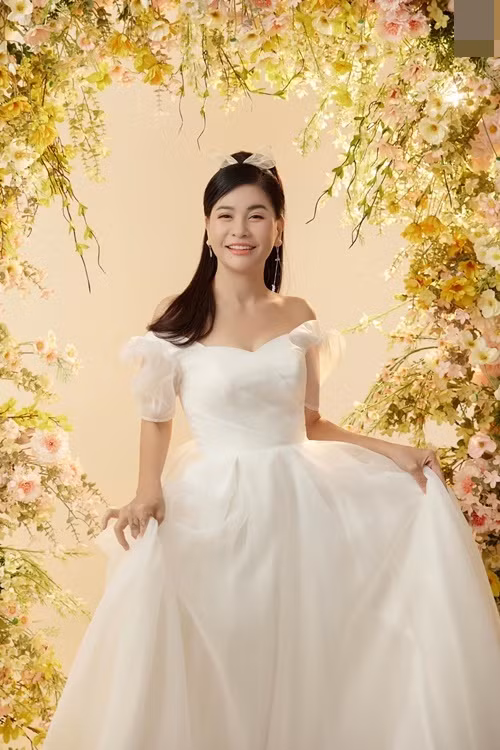 Bà mẹ một con chia sẻ: “Khi Cát đăng tải những tấm ảnh cưới này bên trang page, nhiều chị em nhắn tin hỏi Cát: "Chị Cát cưới nữa hả? Già rồi cưới chi nữa chị? Ở vậy với con trai đi chị ơi", "Già còn ngựa, cưới 3 ngày nó cũng bỏ nữa giờ. Bà này thiếu trai không được hay sao á trời, thằng kia bỏ cưới thằng khác liền…”.