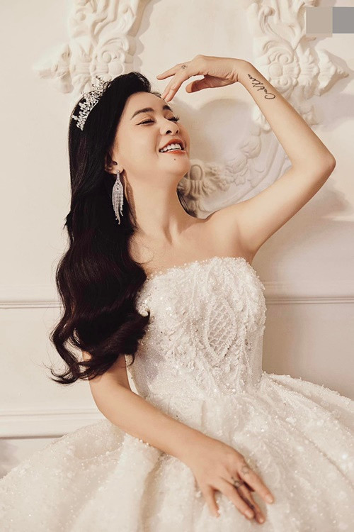 Khi một fan bày tỏ: “Hình xăm còn đó, nhìn mà đau lòng”, Cát Phượng đáp lại: “Có gì mà đau lòng em ơi. Xóa mới đau. Khi lòng chị hết thương thì 10 hình xăm cũng vậy em. Khi lòng còn thương sẽ xóa, xóa vì không muốn nhìn thấy”.