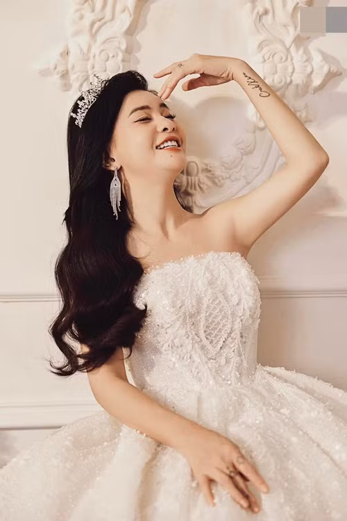 Khi một fan bày tỏ: “Hình xăm còn đó, nhìn mà đau lòng”, Cát Phượng đáp lại: “Có gì mà đau lòng em ơi. Xóa mới đau. Khi lòng chị hết thương thì 10 hình xăm cũng vậy em. Khi lòng còn thương sẽ xóa, xóa vì không muốn nhìn thấy”.