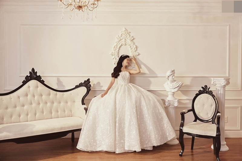 Cát Phượng không mấy bận tâm khi bị mỉa mai. “Cát không chụp lại những tin nhắn đó đăng lên đây, vì Cát không muốn ảnh hưởng những tấm hình đẹp lung linh của Cát. Cuối tuần vui vẻ, trẻ, khỏe, nhiều năng lượng nhé cả nhà yêu thương của Cát!", nữ diễn viên bày tỏ.