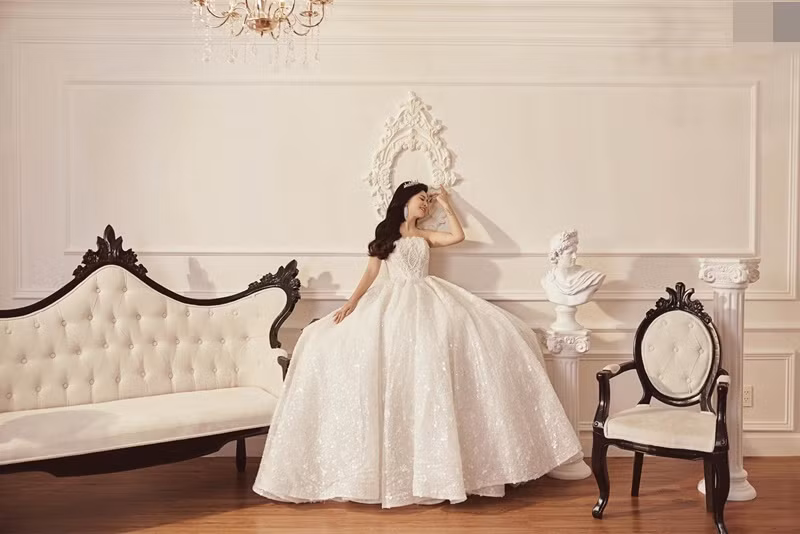 Cát Phượng không mấy bận tâm khi bị mỉa mai. “Cát không chụp lại những tin nhắn đó đăng lên đây, vì Cát không muốn ảnh hưởng những tấm hình đẹp lung linh của Cát. Cuối tuần vui vẻ, trẻ, khỏe, nhiều năng lượng nhé cả nhà yêu thương của Cát!", nữ diễn viên bày tỏ.