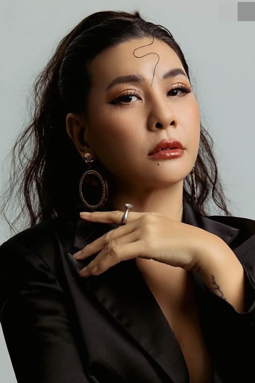 Cô nói thêm: "Hy vọng đến năm 60 tuổi, tôi sẽ mặc áo cưới nhưng không phải là chụp ảnh quảng cáo cho áo cưới như bây giờ".