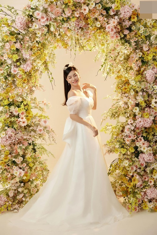 Loạt ảnh Cát Phượng mặc váy cưới nhận phải những bình luận kém duyên từ cư dân mạng.