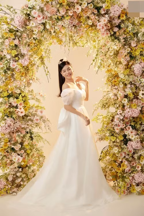 Loạt ảnh Cát Phượng mặc váy cưới nhận phải những bình luận kém duyên từ cư dân mạng.