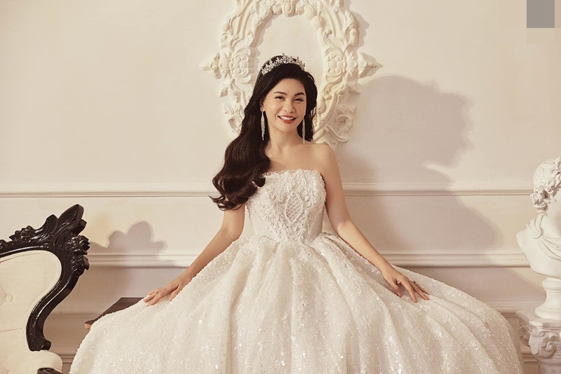 Hiện tại, Cát Phượng hẹn hò một Việt kiều. Trước đó, cô từng ly hôn Thái Hòa, trải qua mối tình "chị - em" cách nhau 18 tuổi với Kiều Minh Tuấn.