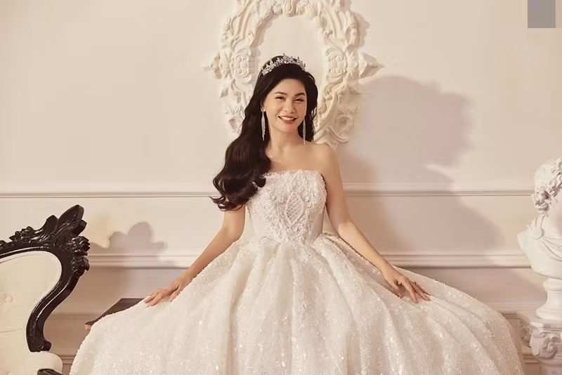 Hiện tại, Cát Phượng hẹn hò một Việt kiều. Trước đó, cô từng ly hôn Thái Hòa, trải qua mối tình "chị - em" cách nhau 18 tuổi với Kiều Minh Tuấn.