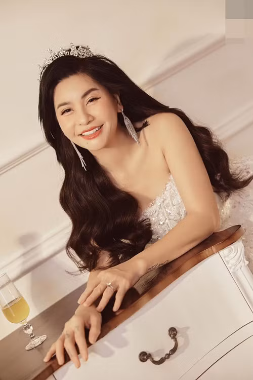 Nữ diễn viên ngày càng trẻ trung, gợi cảm khi có tình mới.