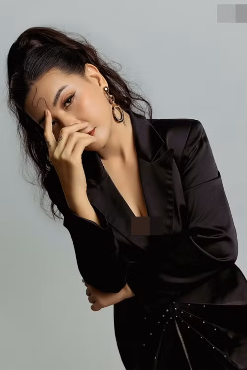 Cô chia sẻ trên Dân Việt thời điểm có thể sẽ công khai bạn trai: "Nếu 60 tuổi tôi và người yêu vẫn còn bên nhau thì tôi sẽ tổ chức sinh nhật một đời người của tôi. Nhân dịp này tôi sẽ chính thức công khai người yêu của mình".