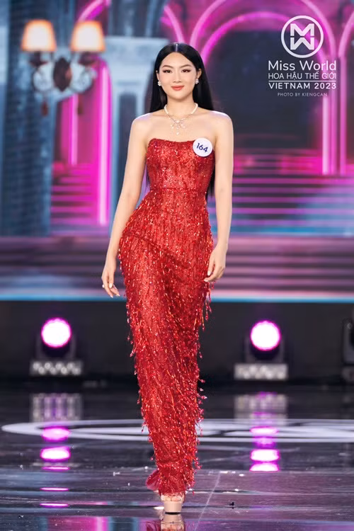 Người đẹp sinh năm 1999 sở hữu số đo ba vòng 81-58-94 cm. Ảnh: FBNV.