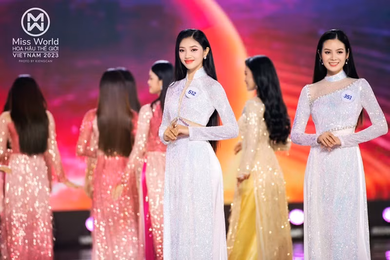 Minh Kiên dịu dàng trong tà áo dài ở cuộc thi. Ảnh: FBNV.