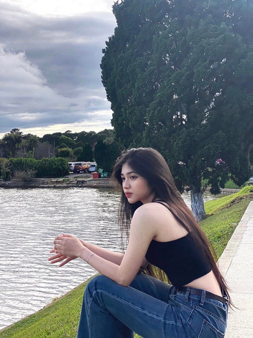 Để phụ giúp mẹ, Minh Kiên từng nhận phụ đạo cho bạn. Khi trưởng thành, cô làm người mẫu makeup. Ảnh: FBNV.