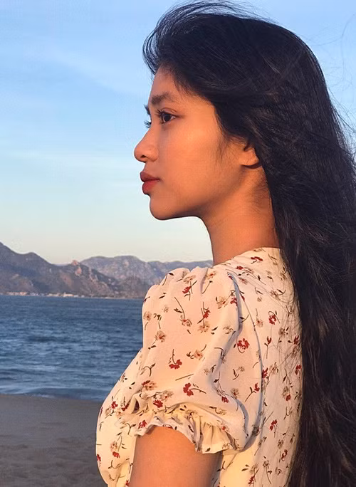 Chỉ cần tô chút son môi, Minh Kiên cũng cuốn hút. Ảnh: FBNV.