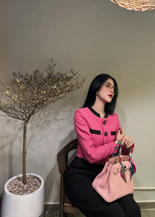 Diệp Lâm Anh khẳng định, cô đã ổn định được tâm lý. “Lúc sự việc mới xảy ra, tôi bị chơi vơi, chông chênh, không biết mình sẽ bước tiếp thế nào. Tôi băn khoăn về việc chăm sóc con ra sao, công việc, sự nghiệp của mình rồi đi theo hướng nào. Nhưng bây giờ, tôi tự tin mình có thể bước tiếp dù không có ai bên cạnh đỡ đần, chăm lo”, Zing dẫn lời bà mẹ hai con. Ảnh: FBNV.