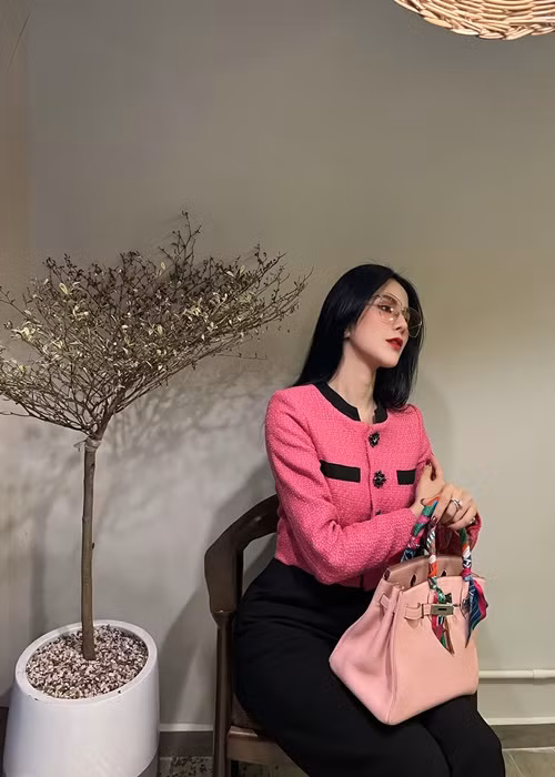 Diệp Lâm Anh khẳng định, cô đã ổn định được tâm lý. “Lúc sự việc mới xảy ra, tôi bị chơi vơi, chông chênh, không biết mình sẽ bước tiếp thế nào. Tôi băn khoăn về việc chăm sóc con ra sao, công việc, sự nghiệp của mình rồi đi theo hướng nào. Nhưng bây giờ, tôi tự tin mình có thể bước tiếp dù không có ai bên cạnh đỡ đần, chăm lo”, Zing dẫn lời bà mẹ hai con. Ảnh: FBNV.