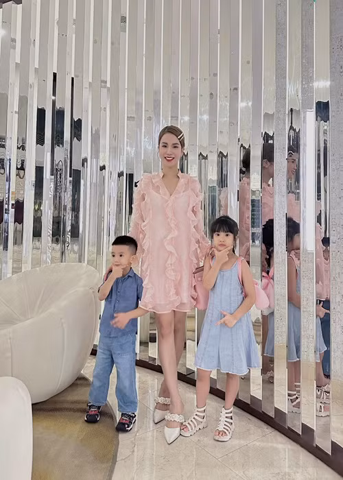 Trong cuộc phỏng vấn với Vietnamnet tháng 12/2022, Diệp Lâm Anh tiết lộ, kể từ ngày dọn ra ở riêng, cô không hề nhận được hỗ trợ nào từ chồng cũ. “Anh ấy có tài chính tốt hơn nhưng lại không chu cấp để phụ tôi nuôi các bé”, người đẹp chia sẻ. Ảnh: FBNV.