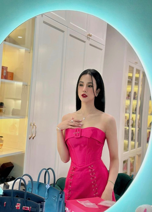 Nói về mối quan hệ với gia đình chồng cũ, Diệp Lâm Anh chia sẻ trên Phụ Nữ Số, khi còn ở trong gia đình, cô và mẹ chồng rất thương nhau. Đến ngày Diệp Lâm Anh ra ở riêng, nghe tài xế báo mẹ chồng cũ ốm phải vào viện, cô vẫn vào thăm. Tuy nhiên, sau đó, vì cảm nhận được sự lạnh nhạt, cô không liên lạc nhiều nữa với gia đình chồng. Ảnh: FBNV.