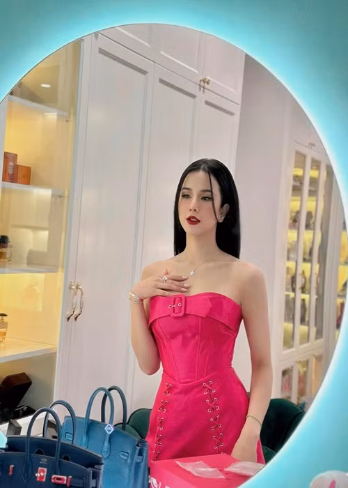 Nói về mối quan hệ với gia đình chồng cũ, Diệp Lâm Anh chia sẻ trên Phụ Nữ Số, khi còn ở trong gia đình, cô và mẹ chồng rất thương nhau. Đến ngày Diệp Lâm Anh ra ở riêng, nghe tài xế báo mẹ chồng cũ ốm phải vào viện, cô vẫn vào thăm. Tuy nhiên, sau đó, vì cảm nhận được sự lạnh nhạt, cô không liên lạc nhiều nữa với gia đình chồng. Ảnh: FBNV.