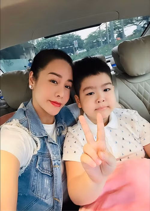 Con trai Nhật Kim Anh sống cùng bố và ông bà nội. Nhật Kim Anh cho biết, gần như tuần nào cô cũng dành hai ngày cuối tuần để về với con.