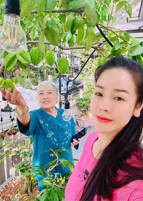 Ngoài công việc, con trai, nữ diễn viên còn dành thời gian cho mẹ ruột.