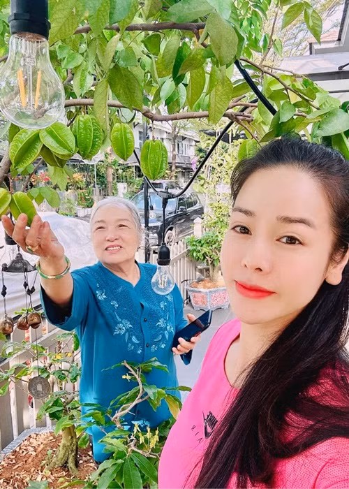 Ngoài công việc, con trai, nữ diễn viên còn dành thời gian cho mẹ ruột.