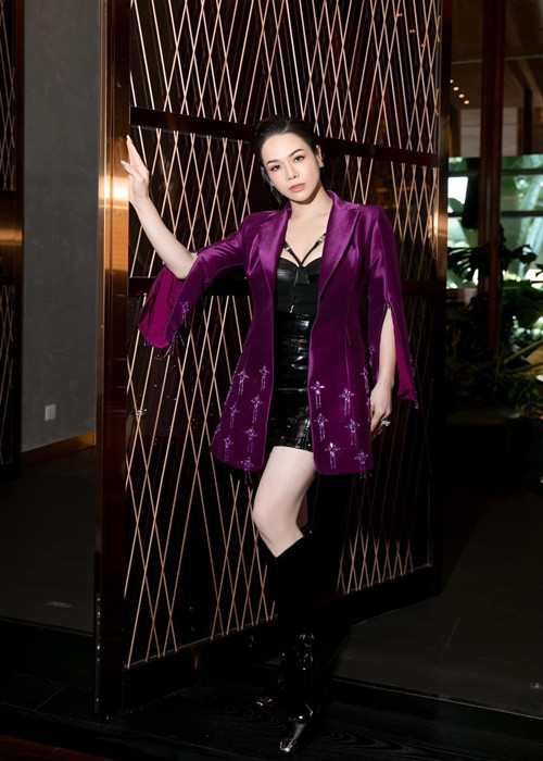 Trong cuộc phỏng vấn với Dân Việt tháng 11/2022, Nhật Kim Anh chia sẻ về chuyện tình cảm: “Nói không có ai tìm hiểu thì sẽ không đúng, cũng có những người quan tâm mình, yêu thương mình, cũng có nhiều tin đồn. Nhưng quan trọng là tôi vẫn chưa cảm thấy ai thực sự phù hợp”.