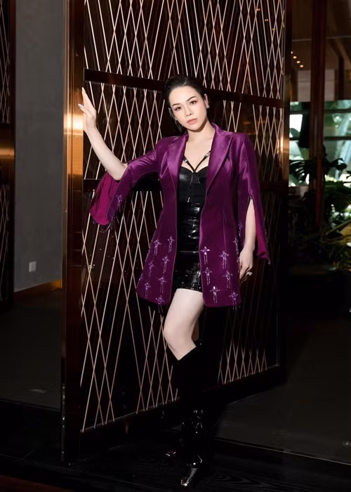 Trong cuộc phỏng vấn với Dân Việt tháng 11/2022, Nhật Kim Anh chia sẻ về chuyện tình cảm: “Nói không có ai tìm hiểu thì sẽ không đúng, cũng có những người quan tâm mình, yêu thương mình, cũng có nhiều tin đồn. Nhưng quan trọng là tôi vẫn chưa cảm thấy ai thực sự phù hợp”.