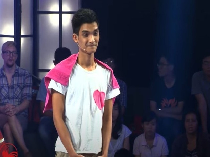 Sau khi trượt khoa diễn viên của Đại học Sân khấu Điện ảnh Hà Nội, Mạc Văn Khoa đỗ khoa đạo diễn của trường Cao đẳng nghệ thuật Nha Trang. Tốt nghiệp, nam diễn phim Kẻ ẩn danh vào TPHCM lập nghiệp. Mạc Văn Khoa bắt đầu nổi tiếng khi đoạt giải á quân cuộc thi Cười xuyên Việt phiên bản thường năm 2015. Ảnh: Zing.